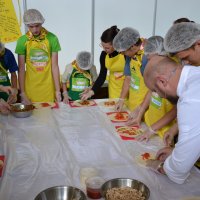 Первый заместитель министра социальной политики приняла участие в кулинарном мастер классе для детей из детских домов