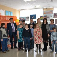 В Министерстве социальной политики Свердловской области открылась выставка «В каждом ребенке – Солнце… спустя 10 лет»